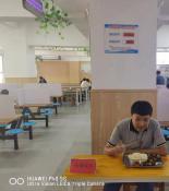 教师陪餐呵护学生“舌尖上的安全”