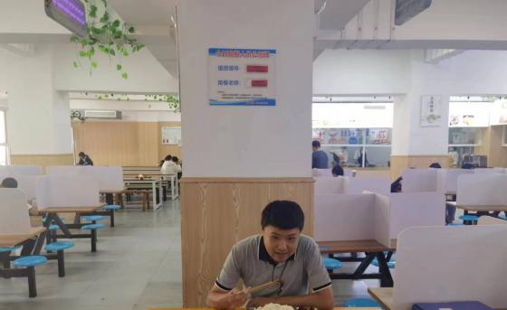 教师陪餐呵护学生“舌尖上的安全”
