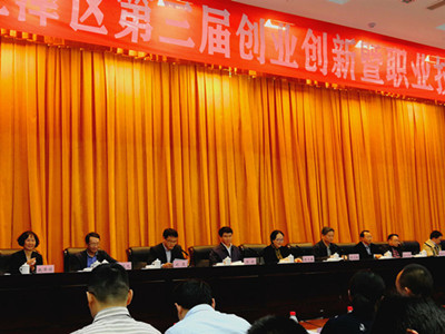 汽车维修专业教师带领获奖学生参加“江津区第三届创业创新暨职业技能大赛闭幕式”