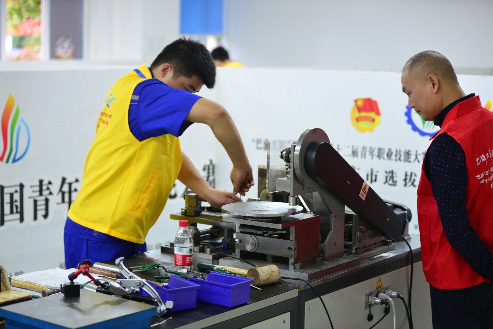 “巴渝工匠”杯重庆市青年职业技能大赛暨“振兴杯”全国青年职业技能大赛市选拔赛钳工赛项在我校落幕
