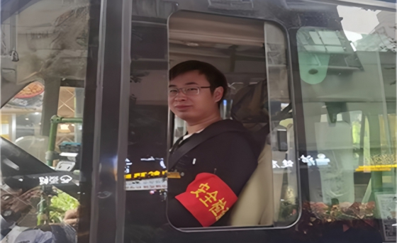 【闪闪发光的你】重庆交通技师学院优秀实习生青春特辑①张思强：26岁重返校园，这位“新手司机”因热爱闪光