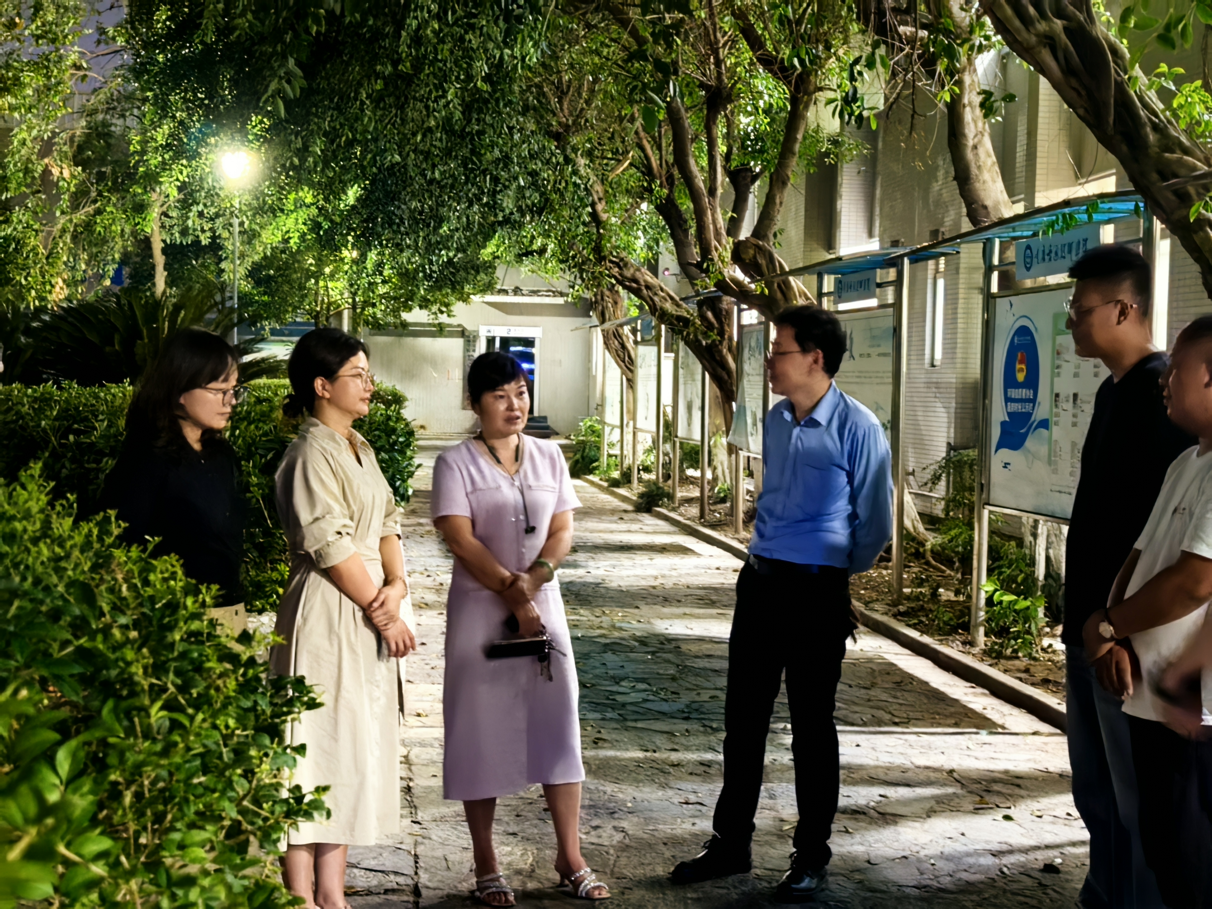 学校领导带队深入学生公寓，温情走访暖新心